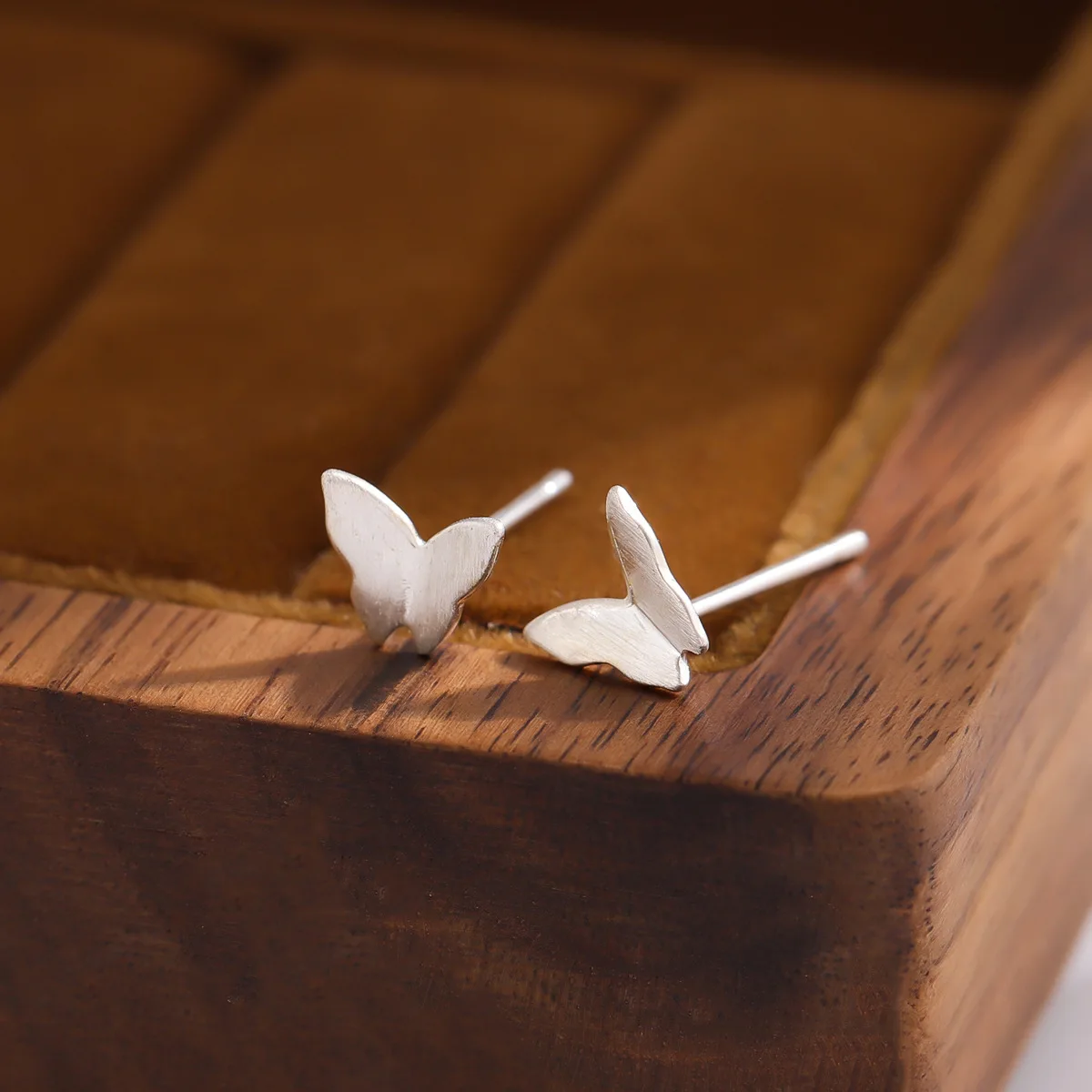 

Модные простые серьги-гвоздики в форме бабочки из матового серебра 925 пробы E027