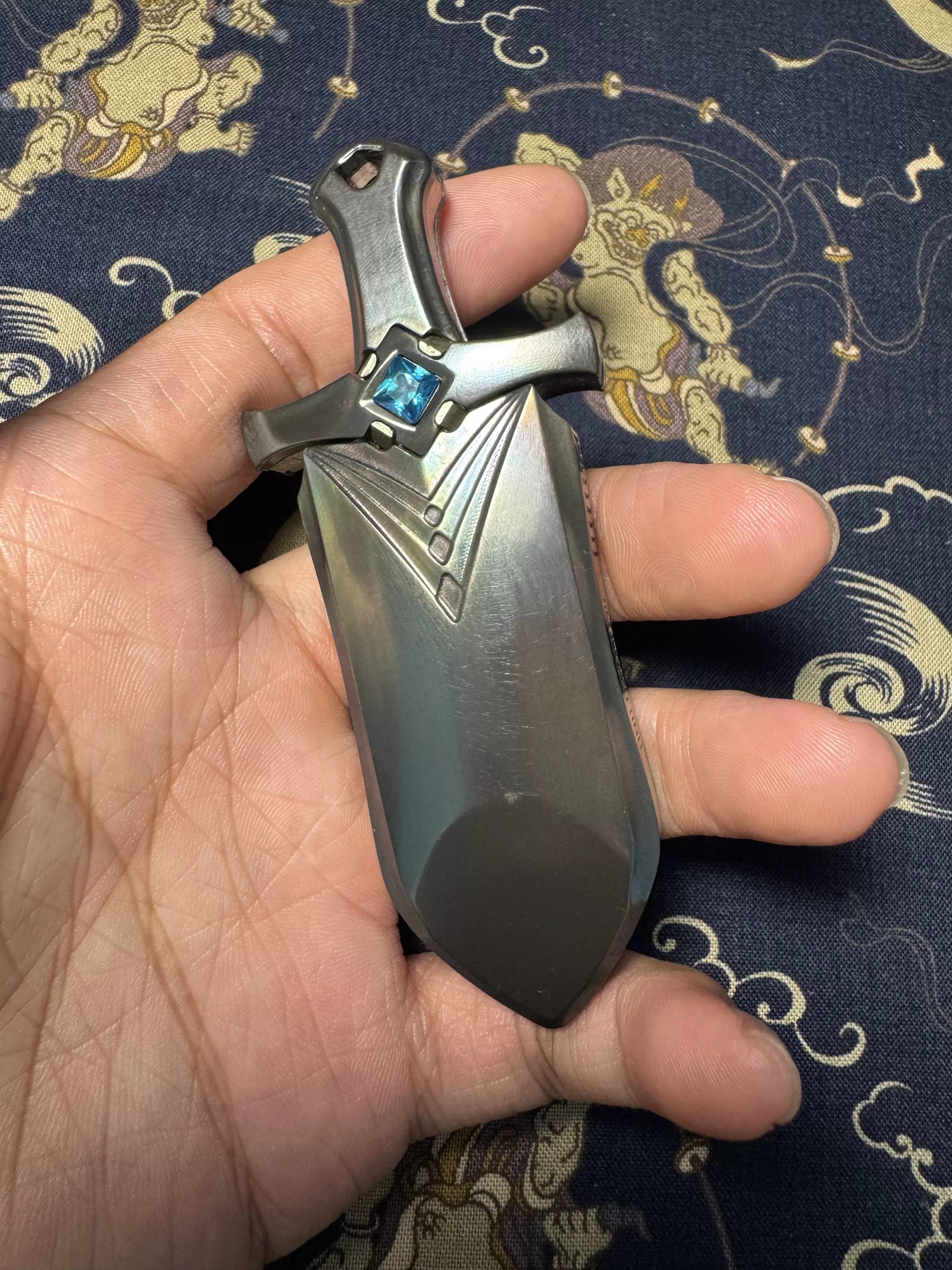 Used EDC Strawberry Bear Zirconium Color Lake Sword Edc Sprocket Fidget Spinner