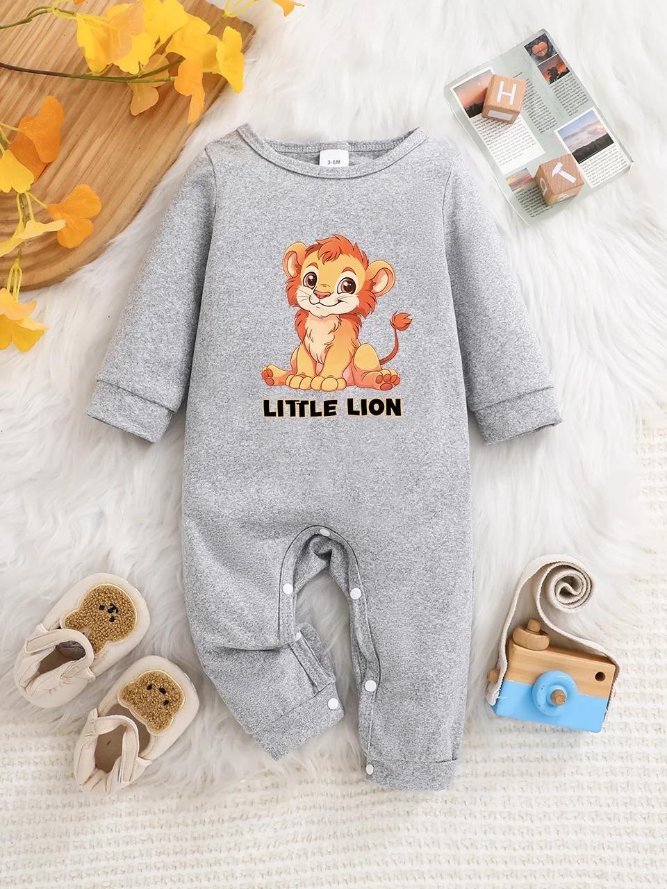 

A baby long-sleeved onesie with interesting letter prints. It features a buttoned design for easy putting on and taking off