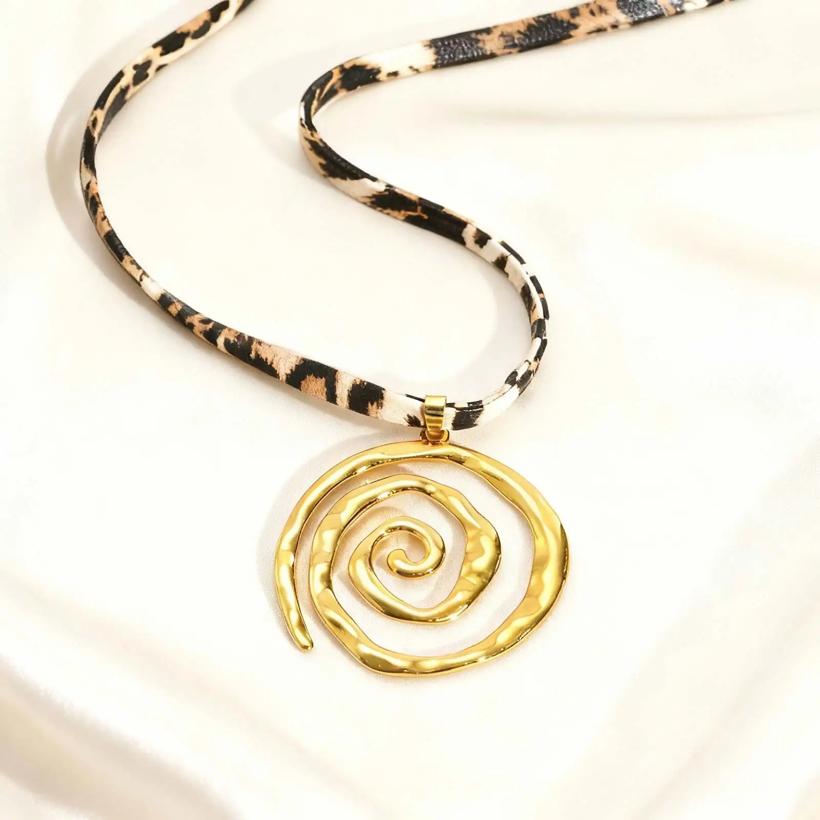 خمر الفولاذ المقاوم للصدأ هندسية دوامة قلادة متعددة الطبقات ليوبارد طباعة المخملية سلسلة قلادة للنساء مجوهرات الأزياء