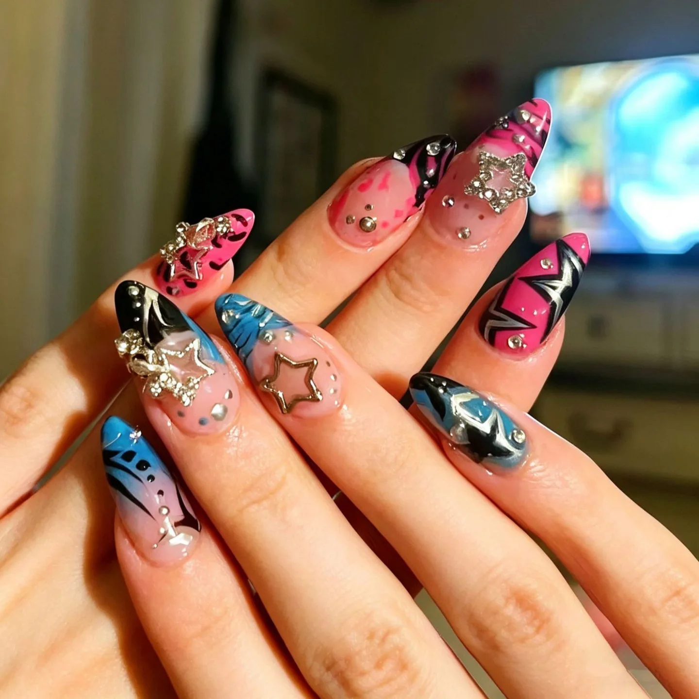 24 Stück Gothic-Comic-Stil Mandel-Kunstnägel mit Kleber, Dunkelrote Blumen, Französische Press-On-Nägel, Vollständige Abdeckung, Trendige Tragbare Nagelkunst
