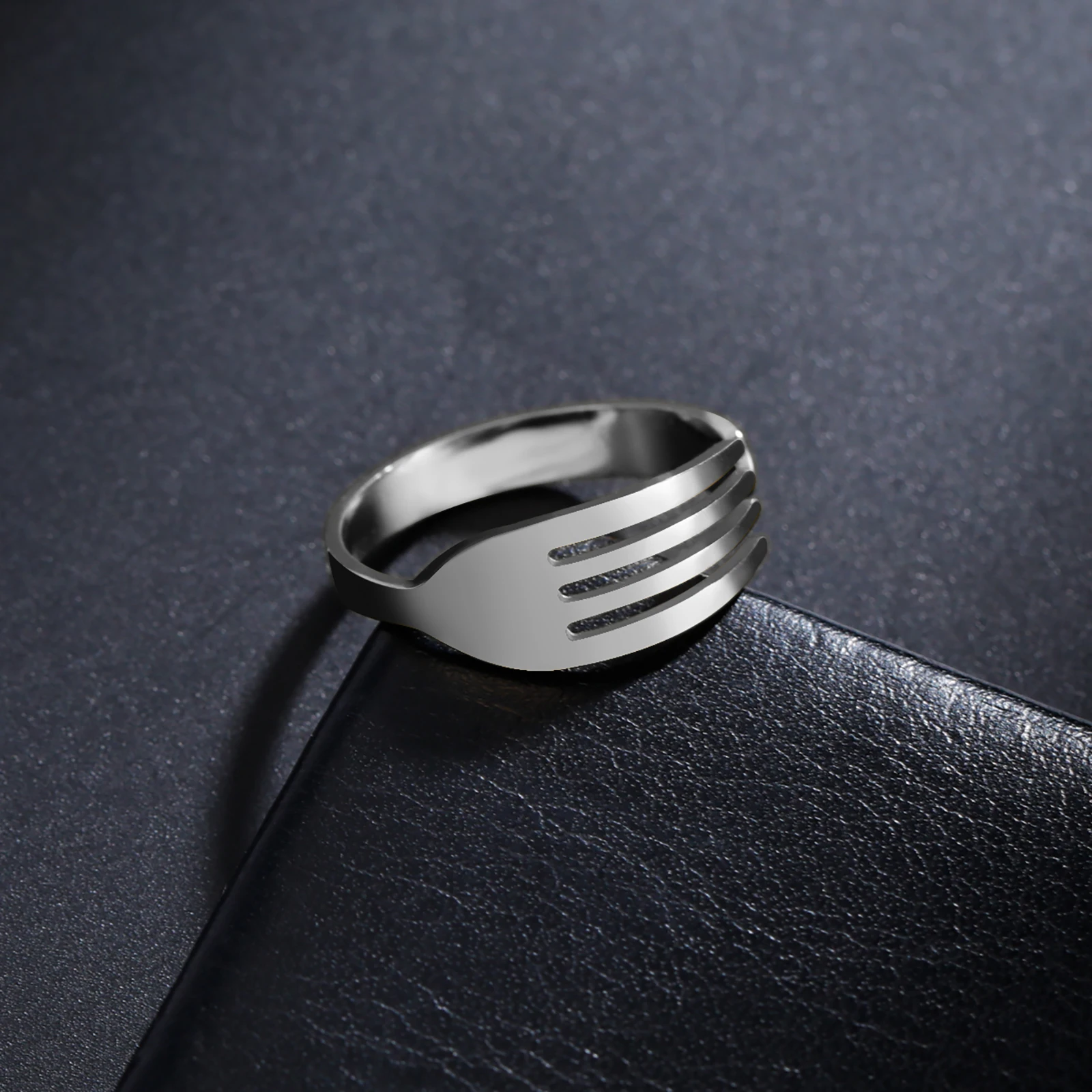 خاتم Fork Ring من الفولاذ المقاوم للصدأ: تجربتي الحقيقية كرجل يرتديه يوميًا وكم هدية لأصدقائي