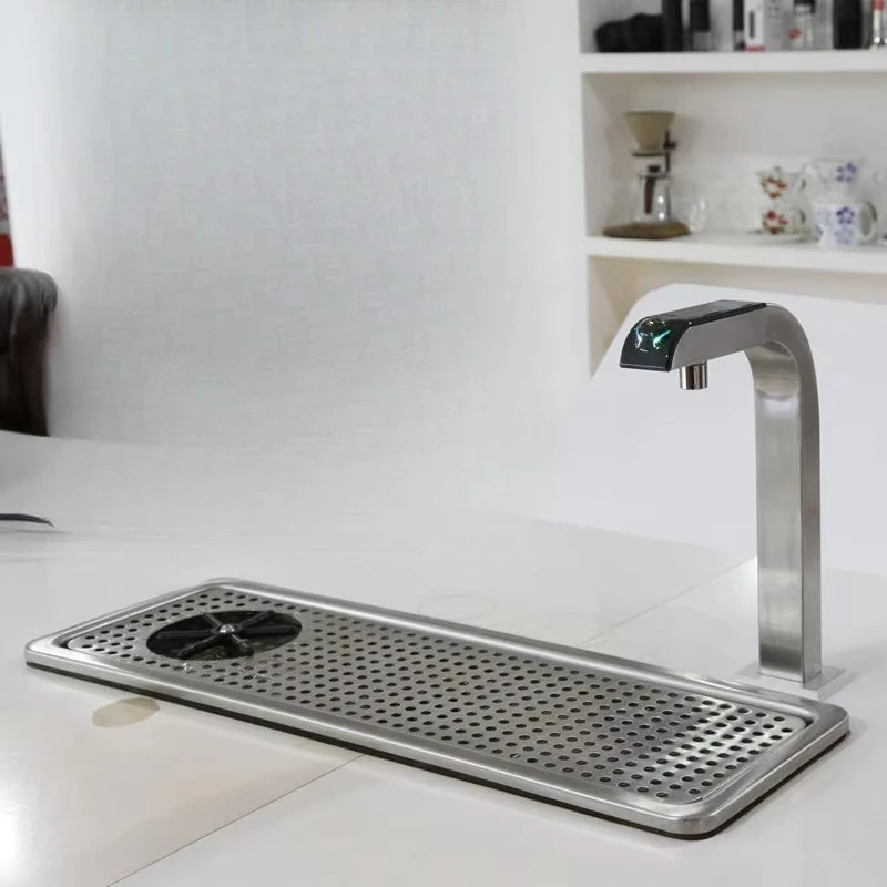 Automatyczny, dotykowy, elektryczny dystrybutor wody do napojów gorących, do montażu na blacie, do użytku komercyjnego w kawiarni.