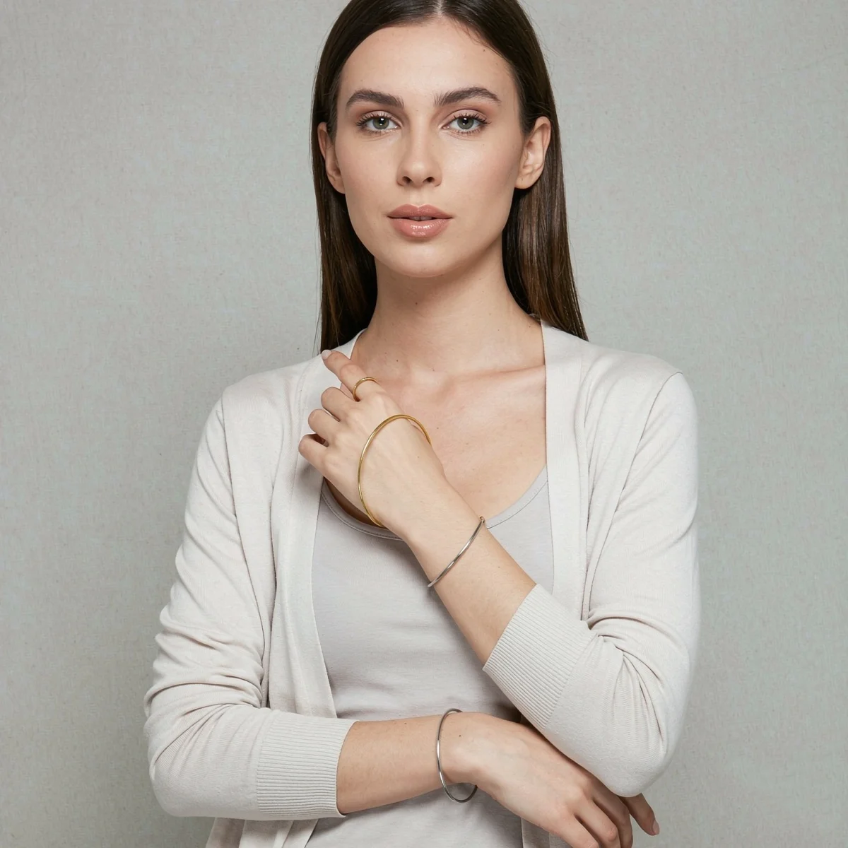 Einfache Edelstahl-Metall-Armreifen für Damen und Herren im Nischen-Stil mit geometrischen Spiralstreifen, offener Armreif-Schmuck. – Detail 5