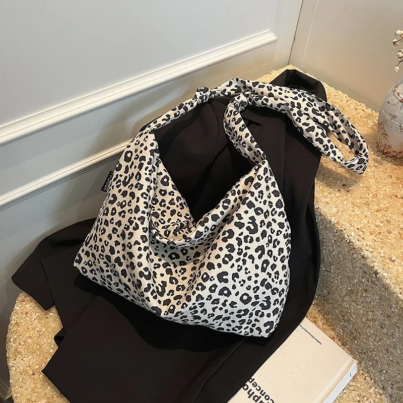 2024 New Fashion Shoulder Bag Casual Versatile Large Capacity Tote Bag Women's Trendy Personalized Leopard Print Commuter Bag