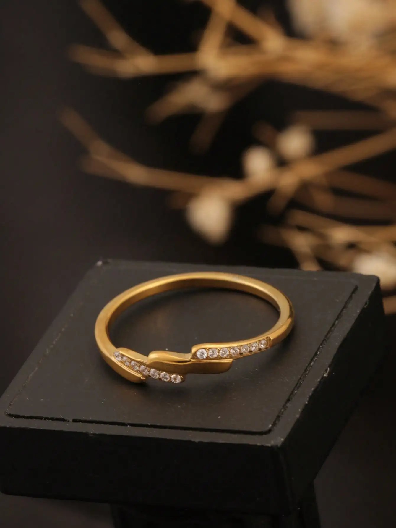 1 Piece of European and American Romantic Style Ladder Ring with Artificial Zircon Inlay, Versatile and Fashionable, Suitable for