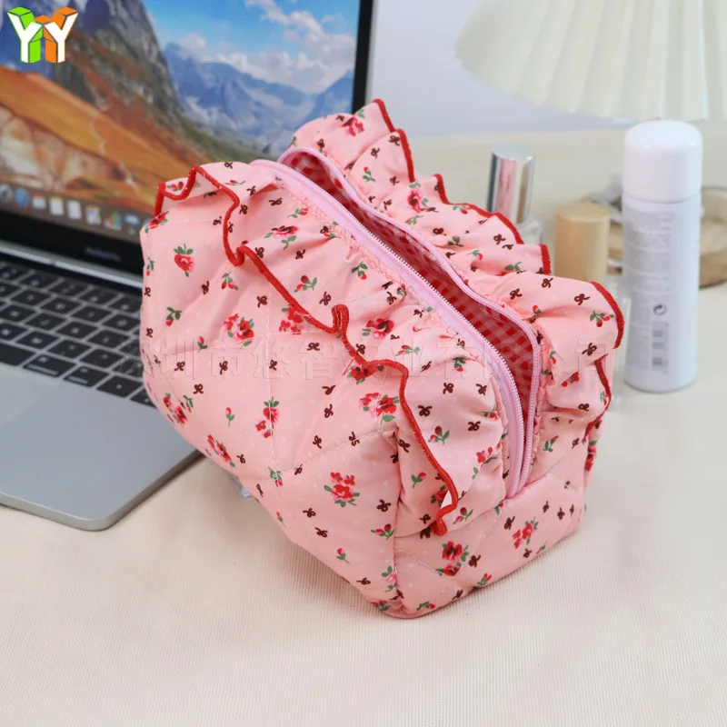 Borsa per il trucco floreale trapuntata con fodera scozzese bordo con volant per le donne custodia portatile da viaggio di grande capacità