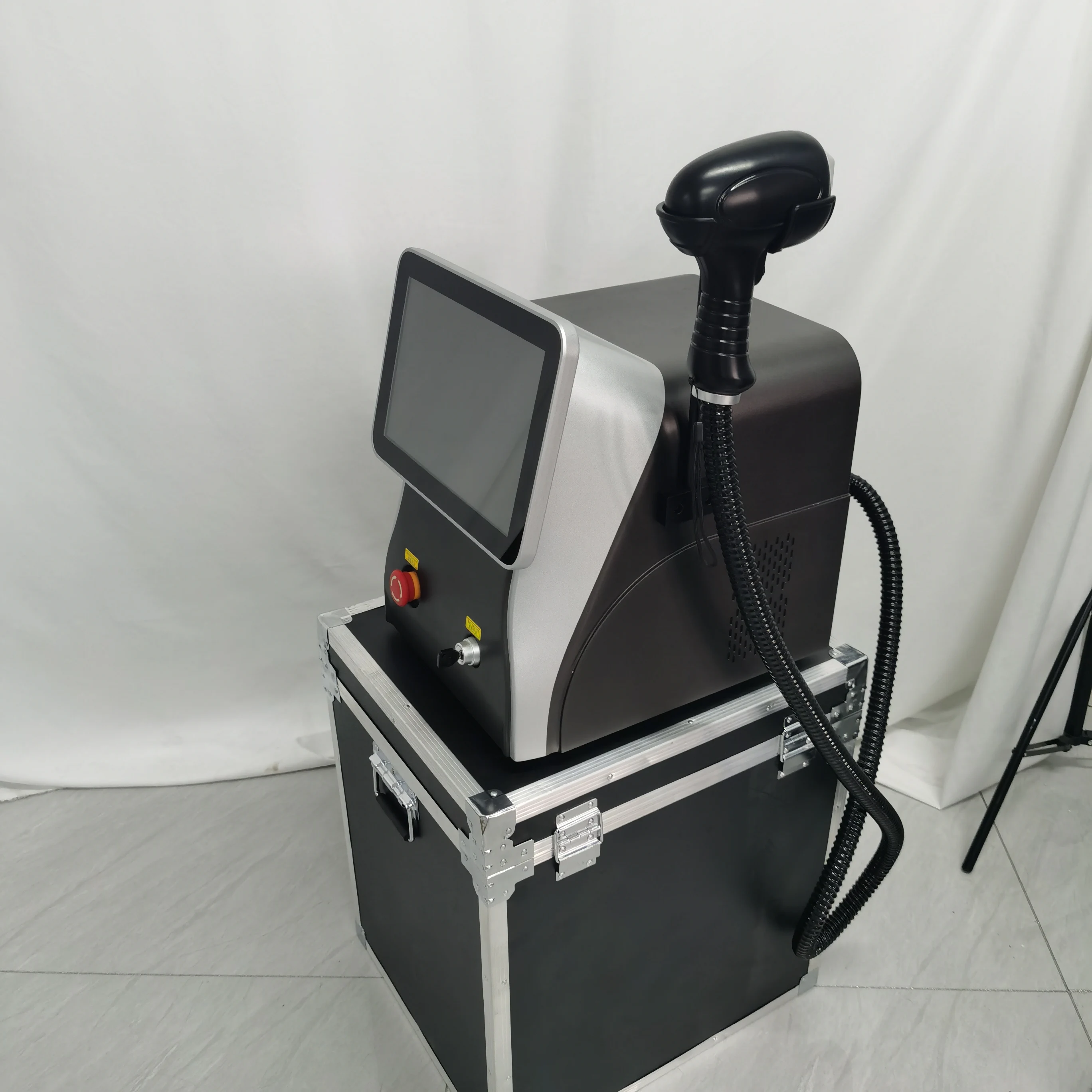 808nm Diodenlaser Haarentfernungsmaschine 3500W Enthaarungsausrüstung Drei Wellenlängen Ice Titanium Gerät Professionell für Salon