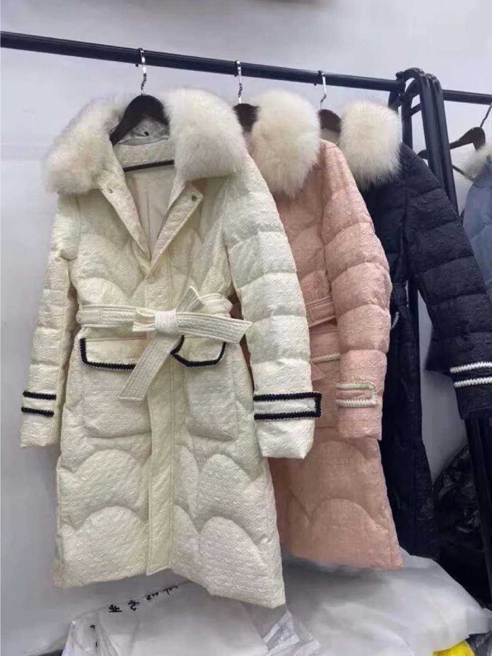 

Medium and long concealed button, thin bright white duck down collar, Korean jacket