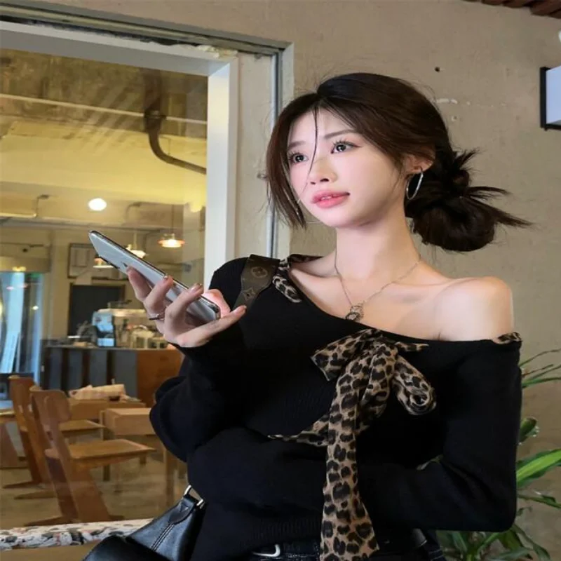 

Женская одежда: винтажная футболка с леопардовым принтом, с открытыми плечами, мягкая, модная, на осень, с завязками, длинными рукавами, облегающая, стильная.