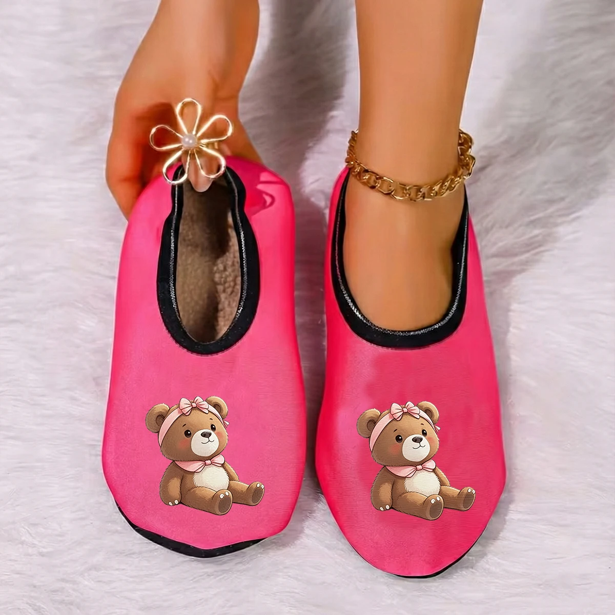 شبشب نسائي لطيف يمكن ارتداؤه في الفصول الأربعة مطبوع عليه دمية دب من جلد الغزال يسمح بمرور الهواء ومرونة عالية في الأماكن المغلقة ومضاد للانزلاق