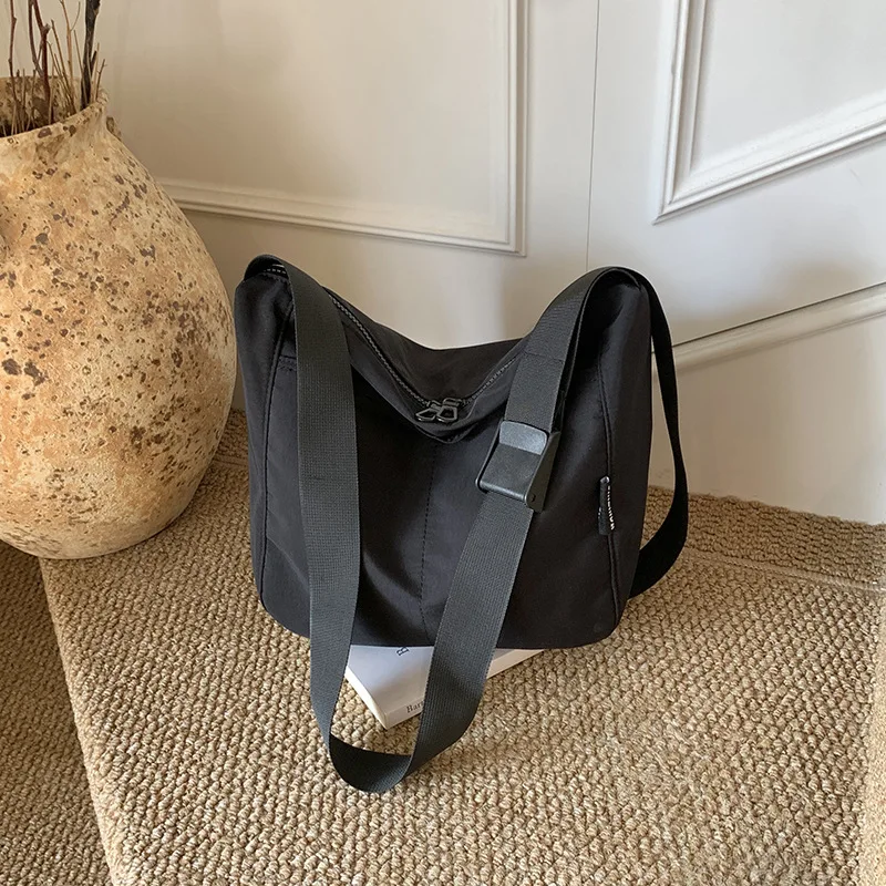 Afbeelding 7: Universiteitsklasse pendeltas voor dames 2025 Nieuwe casual eenvoudige crossbody canvas tas Student boekentas Lichtgewicht stoffen tas