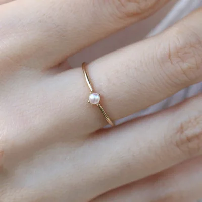 Symulowane Mini pierścionki z perłą dla kobiet dziewczynki prosta moda wykwintne minimalne światło żółte złoto kolor Finger prezent biżuteria KBR010