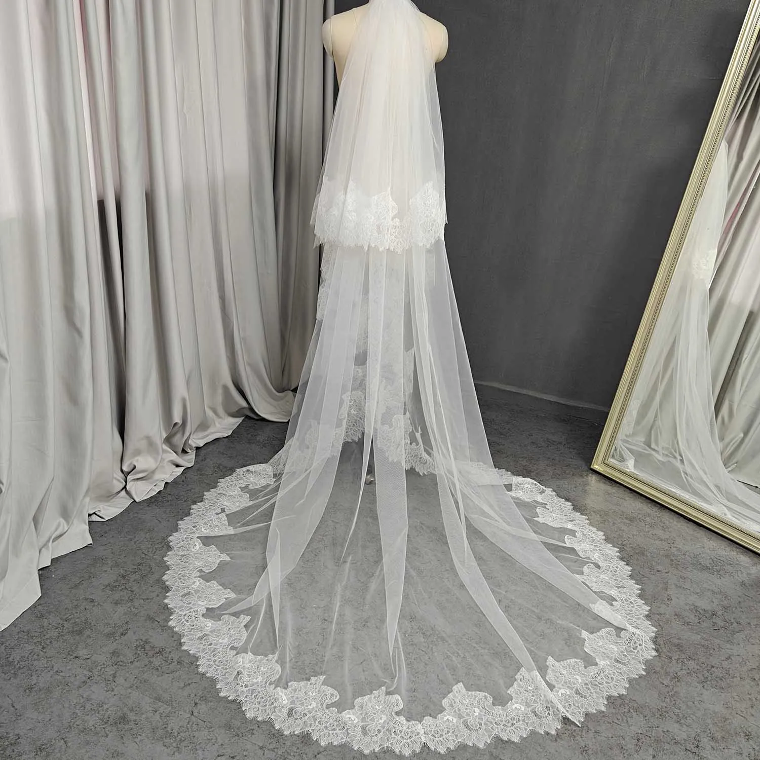 사용자 정의 우아한 속눈썹 레이스 가장자리 2 레이어 웨딩 베일 블러셔 2.5m/3m/3.5m 긴 신부 베일 웨딩 액세서리