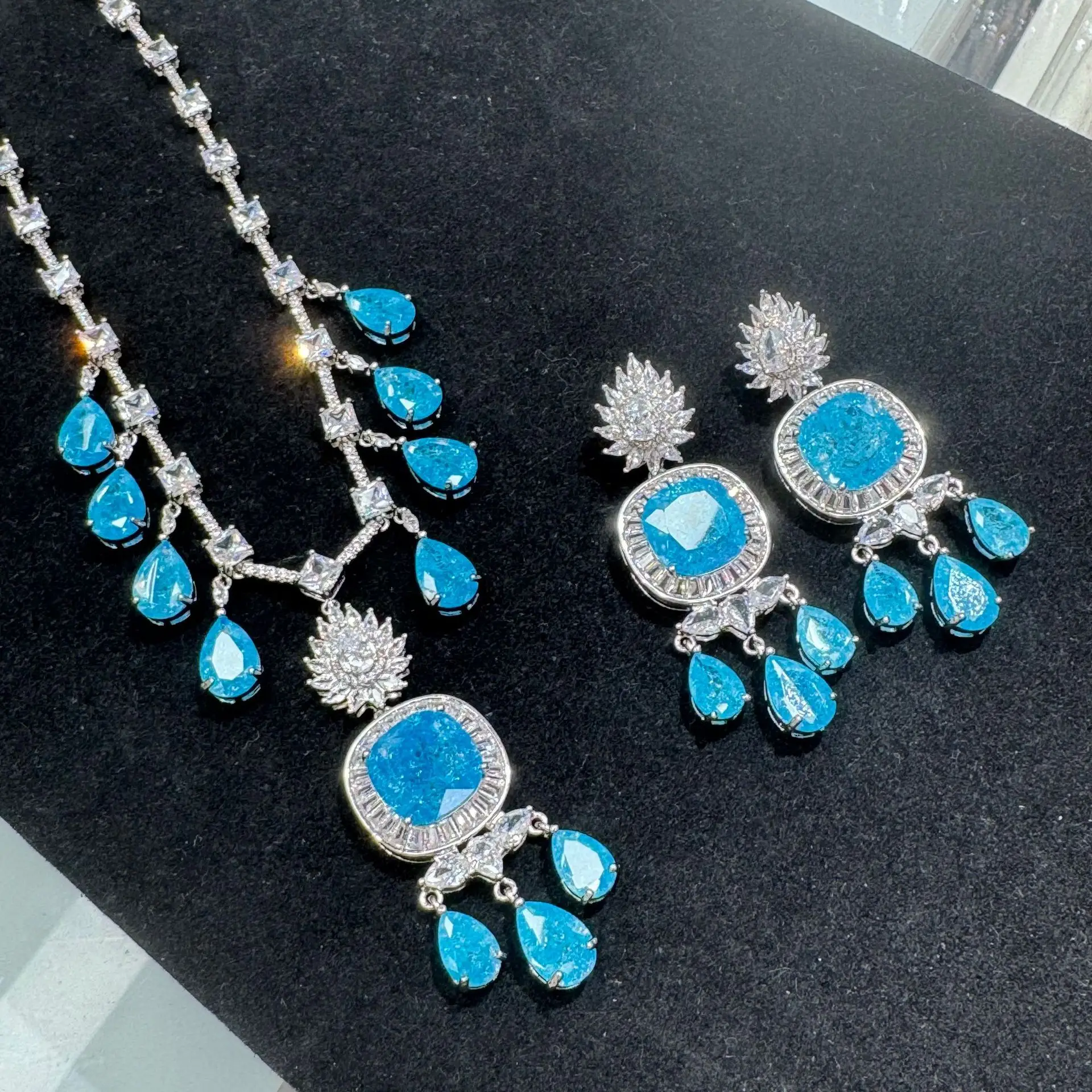 

Palace-style ice flower zircon inlaid with high-end sense of personality, heavy industry, light luxury, elegance and nobility ne