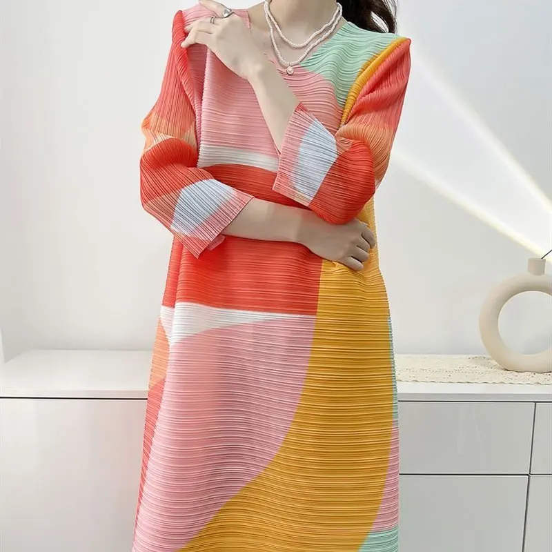 Abbigliamento femminile Girocollo Pendolarismo Stampato geometrico Pieghe eleganti Abito longuette allentato 2025 Abiti casual con maniche a 3/4 primavera estate