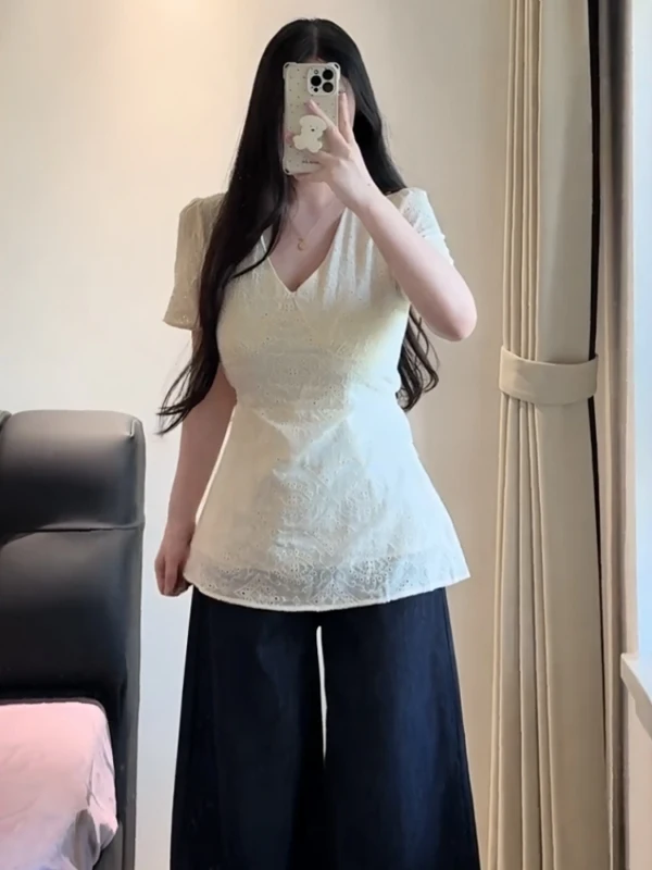

Женский топ больших размеров с V-образным вырезом, вышивкой, кружевом, рукавами-фонариками, ажурный, приталенный, средней длины, для летнего повседневного образа
