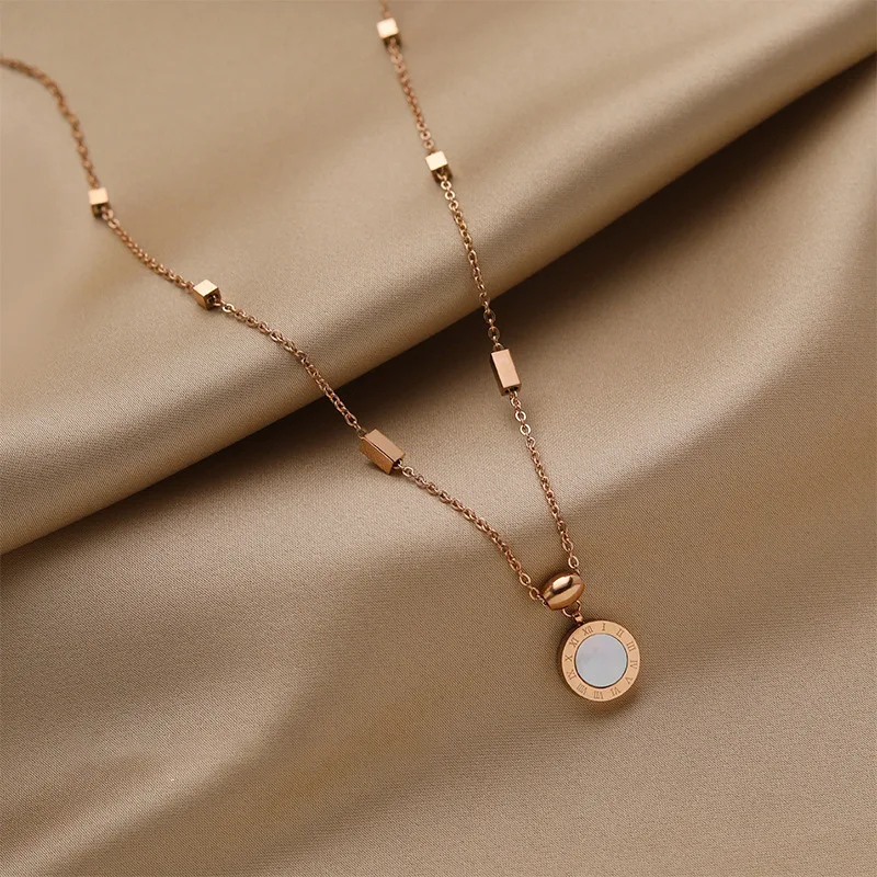 Yupsk كلاسيكي التيتانيوم الصلب الأرقام الرومانية الأسود جولة قلادة المرأة مثير قلادة الأزياء والمجوهرات هدية