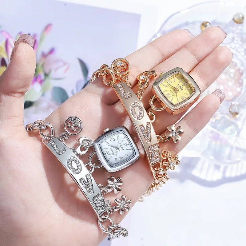 

Модные женские часы с буквами, инкрустированные стразами, с цепочкой-браслетом и подвеской в виде цветка, наручные часы для женщин, подарок.