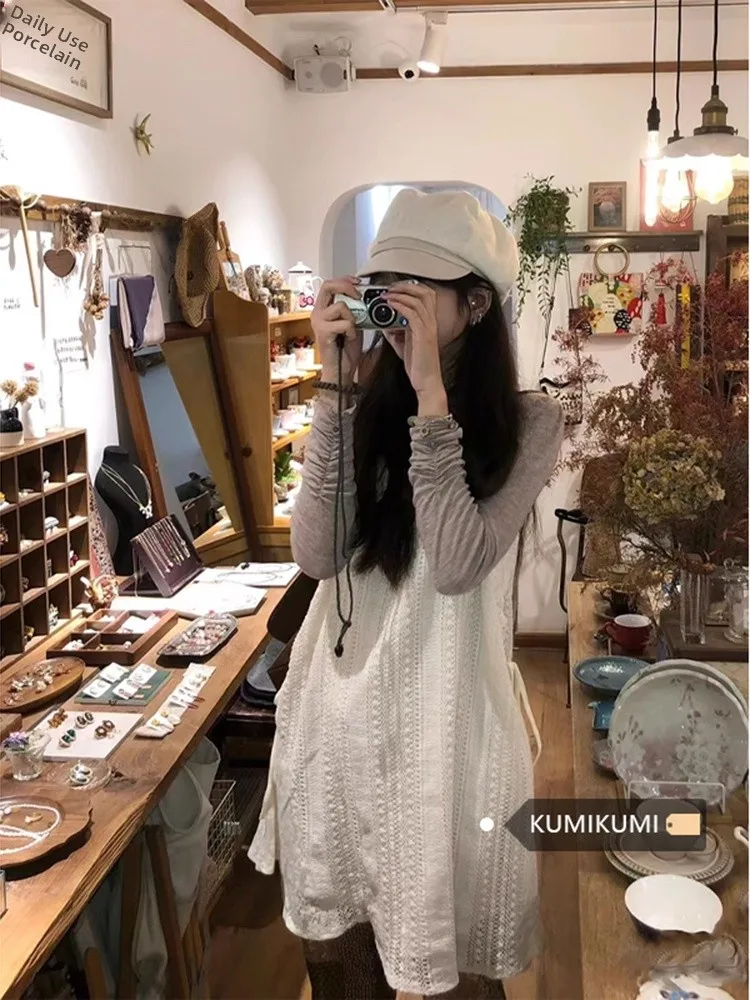 

Модный кружевной комплект из двух предметов: платье с вырезами и топ-футболка с длинным рукавом для ранней весны в стиле принцессы