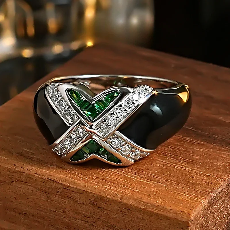 

Middle aged 925 sterling silver emerald retro dark ring with cool and aloof personality, niche European and American style