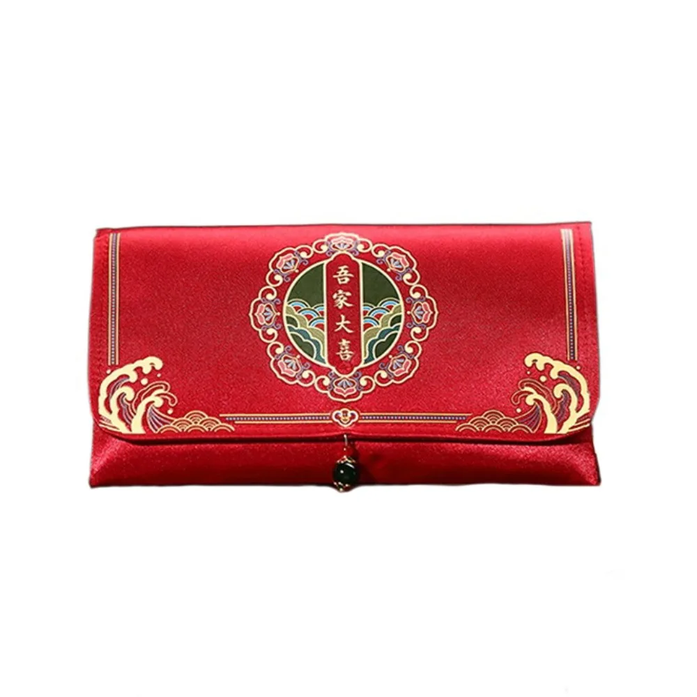 

Красный парчовый конверт для подарков