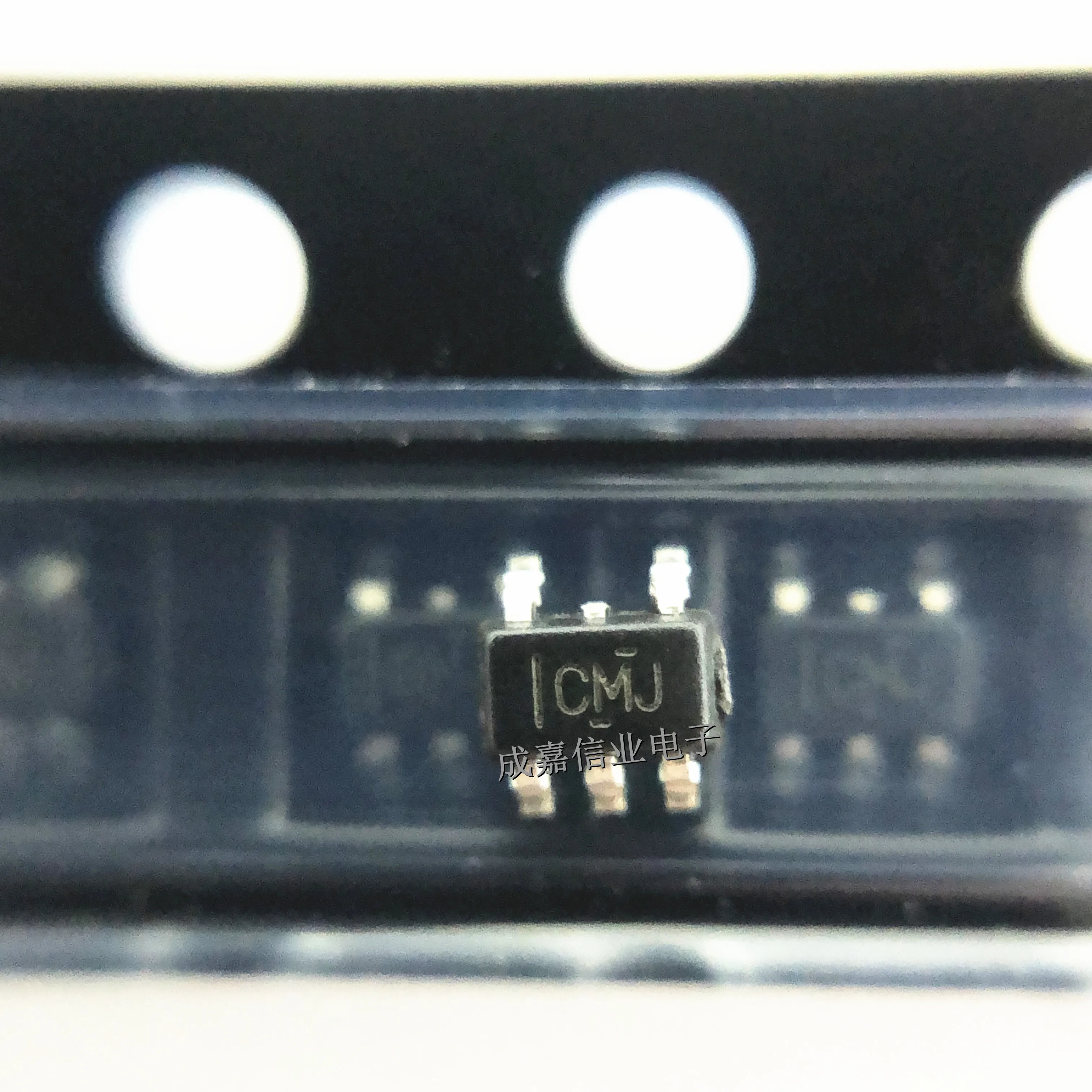 

100pcs/Lot SN74LVC1G125DCKR SC-70-5 MARKING;CMJ Buffer/Line Driver 1-CH Non-Inverting 3-ST CMOS Medical 5-Pin