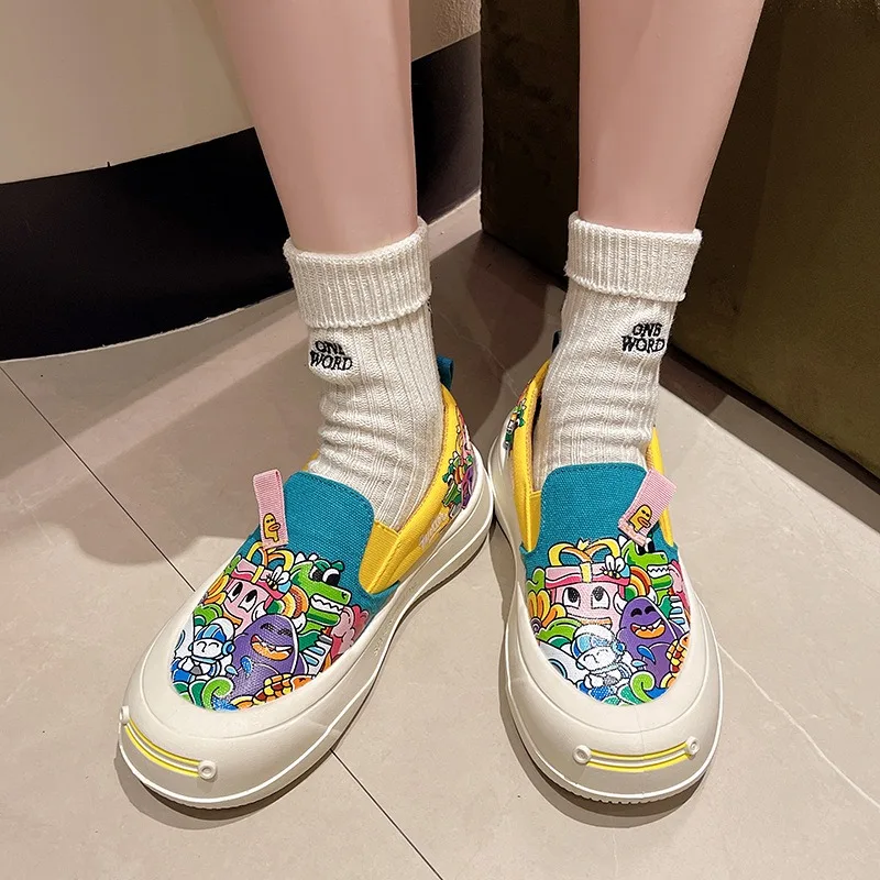 Zapatos de lona con Graffiti para mujer, zapatillas de suela gruesa con dibujos animados bonitos, mocasines informales sin cordones para exteriores, 2024