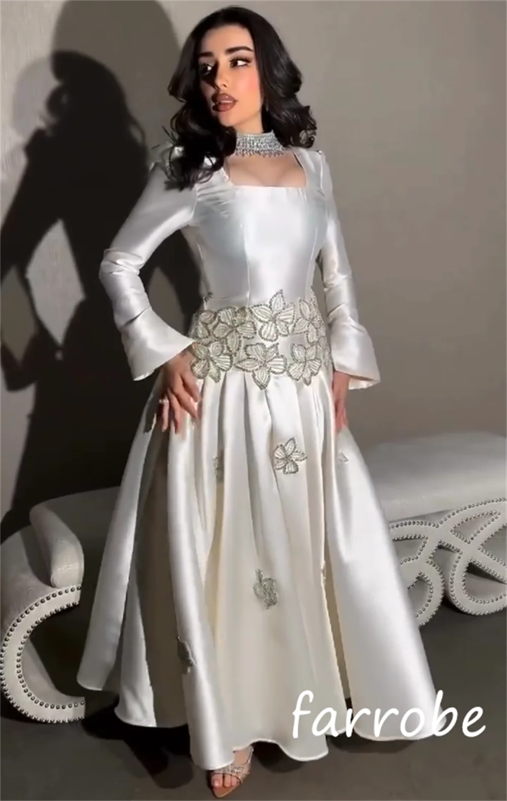 Personalizado estilo moderno charmeuse lantejoulas plissado a linha pescoço quadrado midi vestidos sob medida ocasião brilho