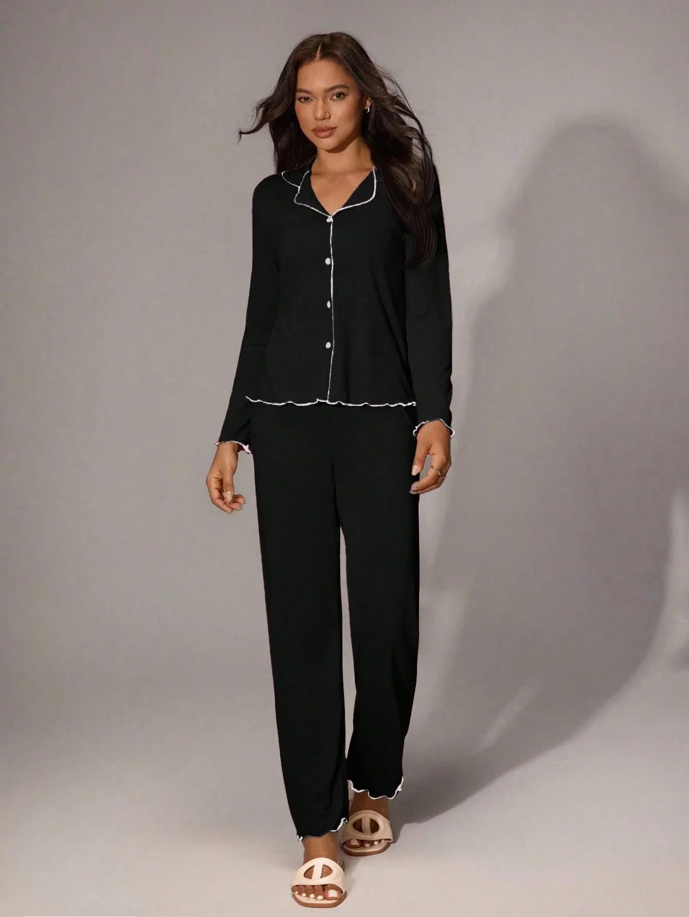 

Черный пижамный комплект с открытым передом, рюшами и контрастной отделкой, женский, свободный крой, трикотажный, с длинными рукавами, топ и брюки