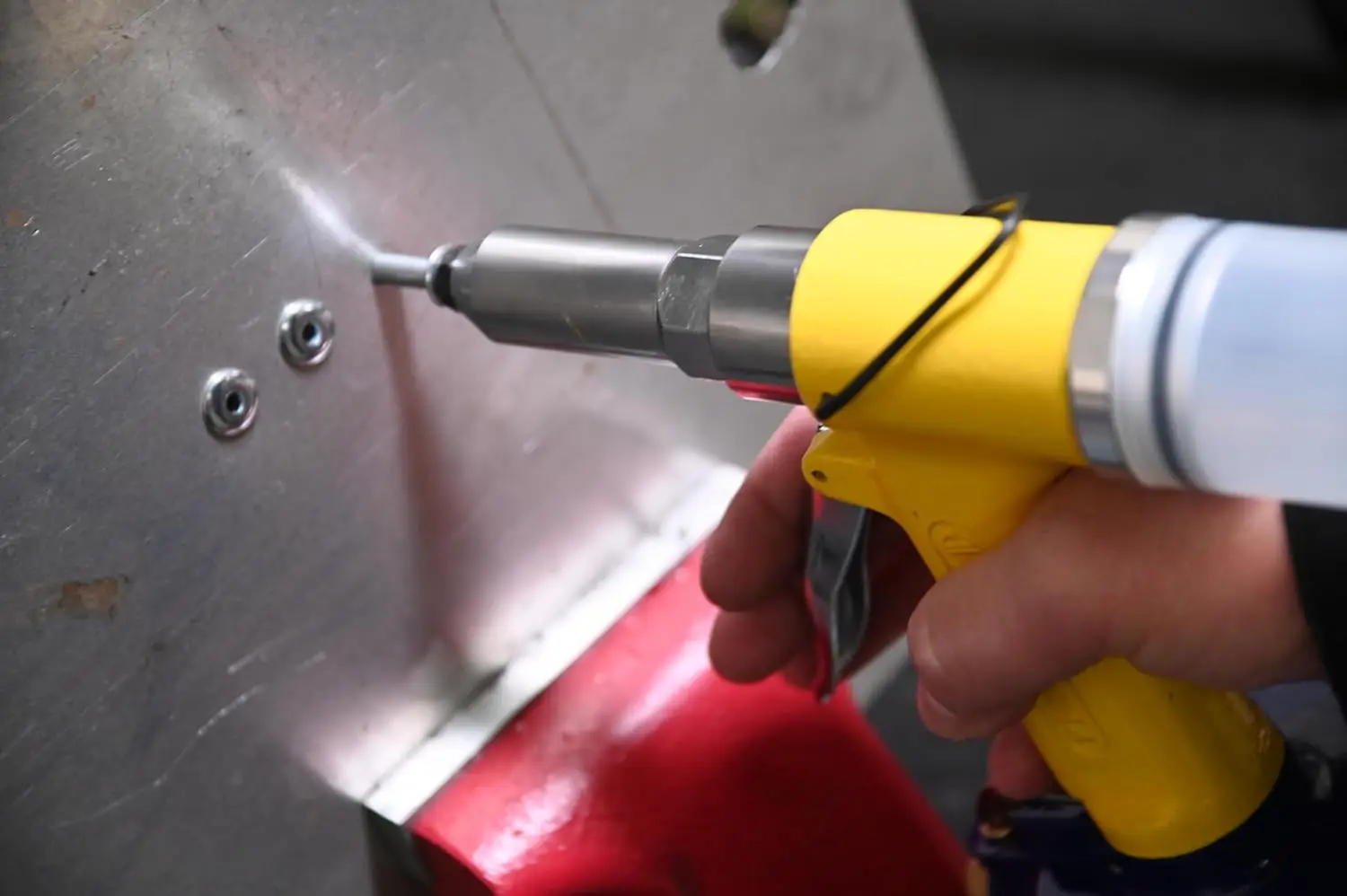 Air Riveter Tool with Multiple Nose Pieces for High-Speed Assembly, Durable and Versatile