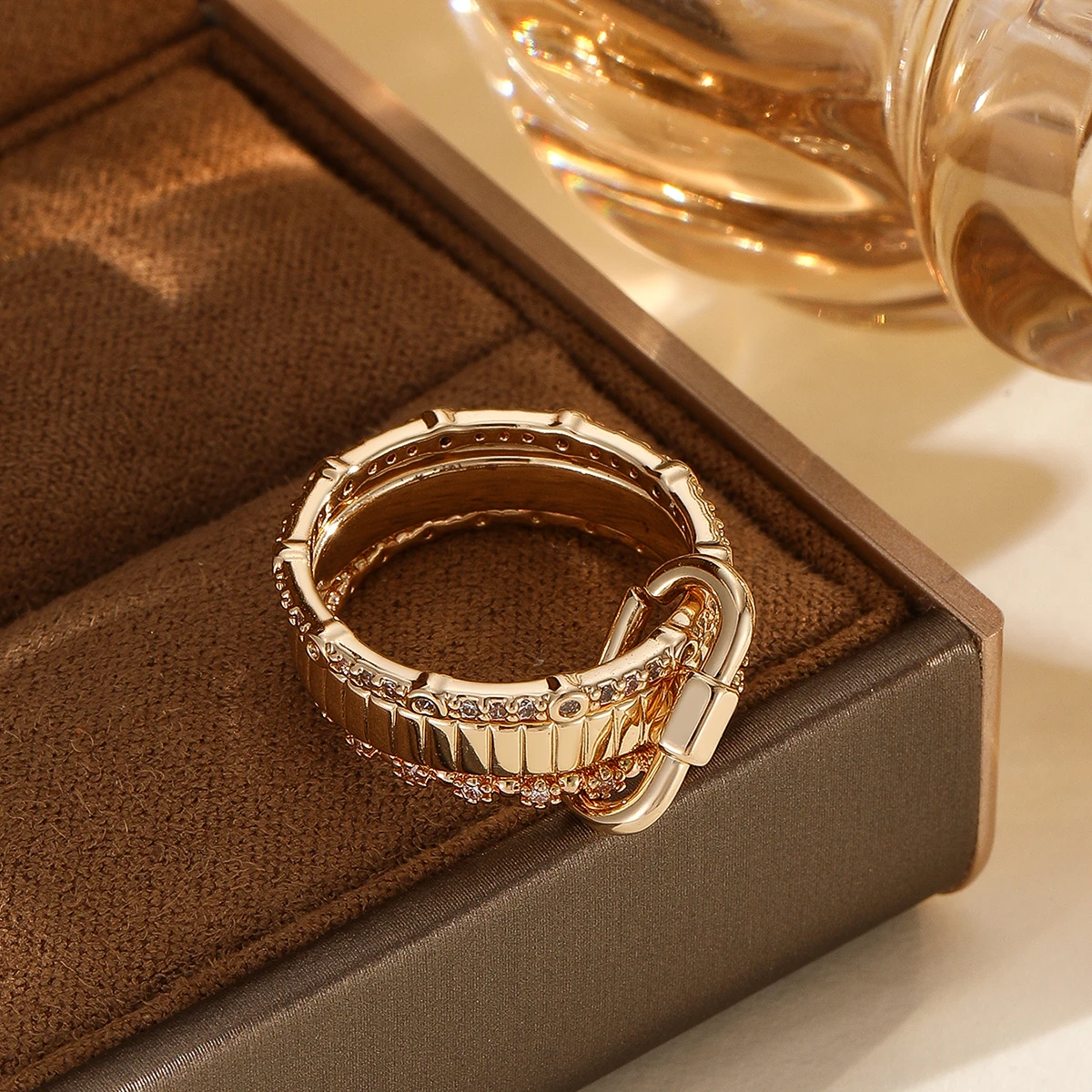[Autumn and Winter Atmosphere] Light luxury niche design, multi-layer stacked rings, gold and silver contrasting color inlaid di