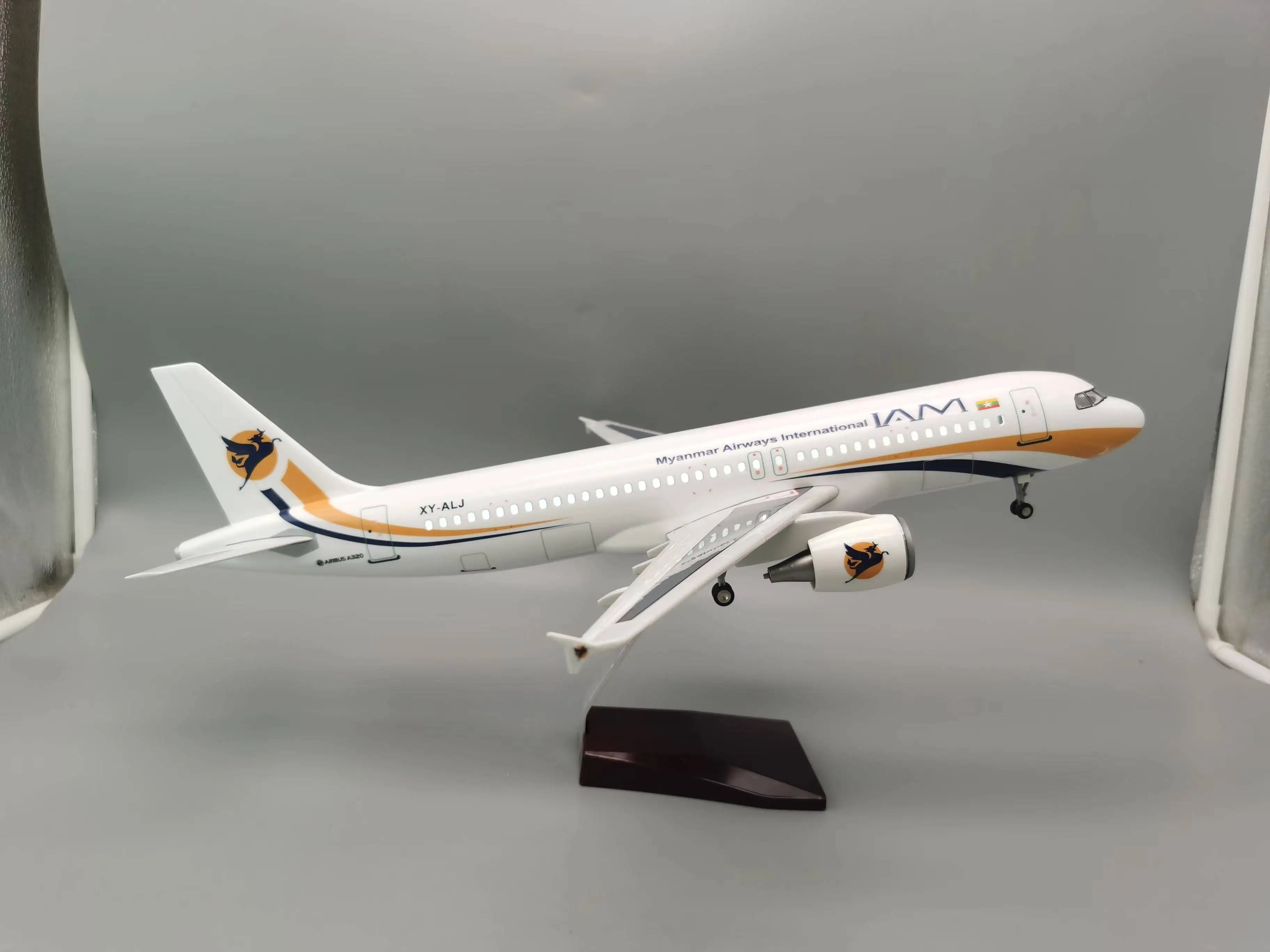 1/80 Scale 47cm 320 Aircraft A320 NEO Myanmar Air Airlines Light Model with Landing Gear and Lights Resin toy plane for children