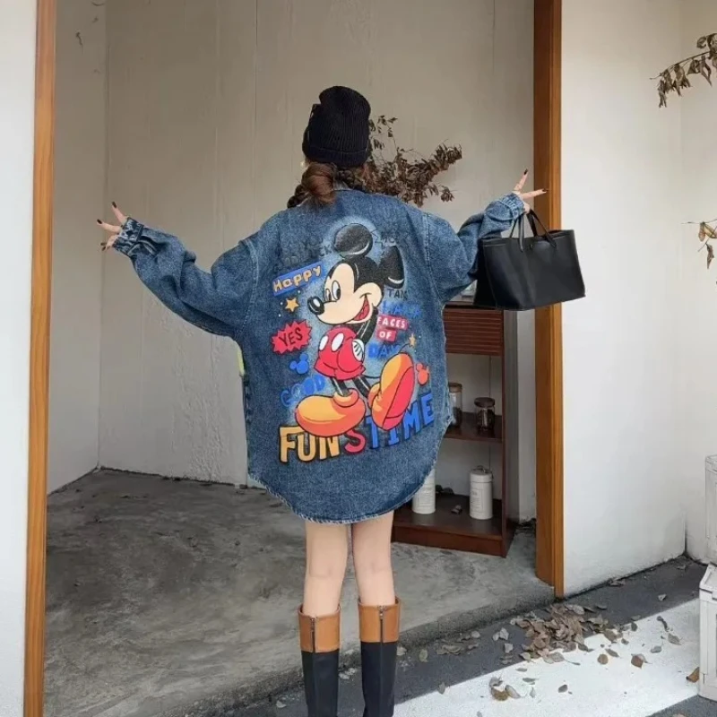 Giacca di jeans vintage: stampa grafica colorata e dettagli con lettere, capispalla casual oversize per lo streetwear quotidiano e lo stile per il tempo libero