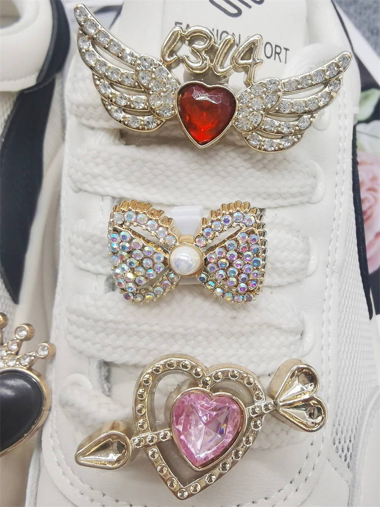 2 Stück Herz-Pfeil Schnürsenkel-Anhänger ABS Strass-Schnallen-Dekorationen DIY Bling Flügel Schnürsenkel-Clips Zubehör Passend für Damen-Sneaker – Detail 2