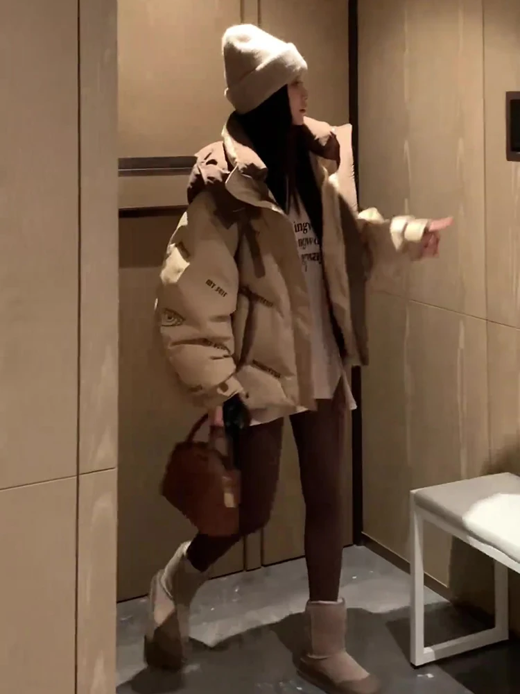 Giacca Imbottita con Cappuccio da Donna, Nuova Collezione Invernale, Stampa Lettering alla Moda, Colori a Contrasto, Bianco