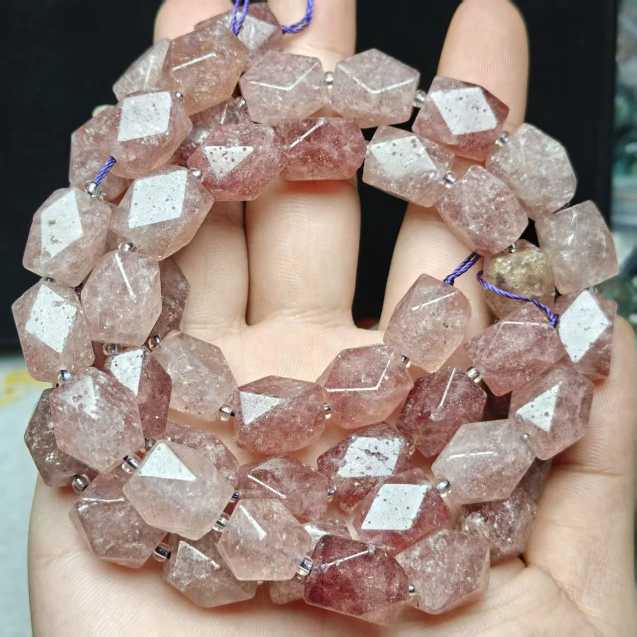 Xingyu Verschiedene Natur-Armbänder aus Achat, Erdbeerquarz, Tigerauge, mit unregelmäßig facettierten und glatten runden Perlen, Schmuckgeschenk – Detail 4