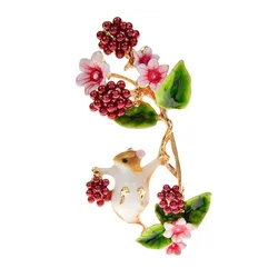 Cute Fashion Color Squirrel Picking Raspberries Brooches for Women Cute Animal Pin Fashion Design New Flower Accessories Gift