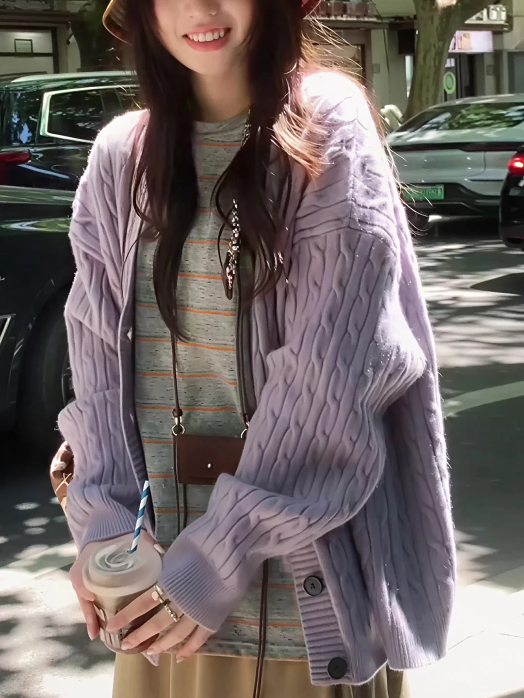 Luźny damski kardigan z dzianiny w kolorze fioletowym, zapinany na zatrzaski, jesienno-zimowy, wyszczuplający, swobodny, uniwersalny sweter, idealny na co dzień i do pracy.