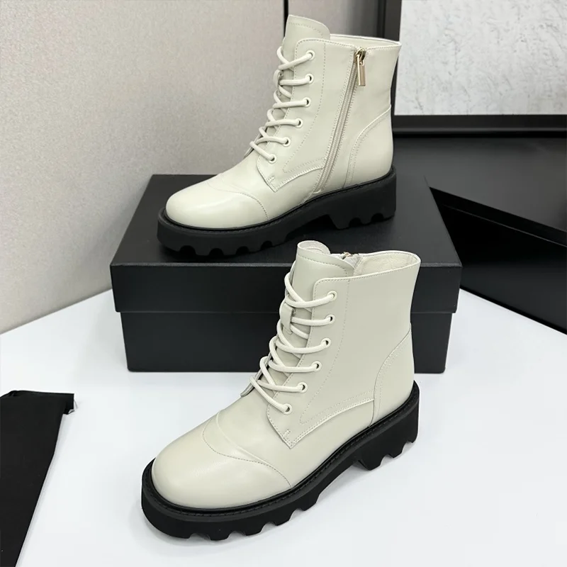 

Высококачественные женские кожаные короткие ботинки с резиновой подошвой, металлическим логотипом, обувь в британском стиле 25110842