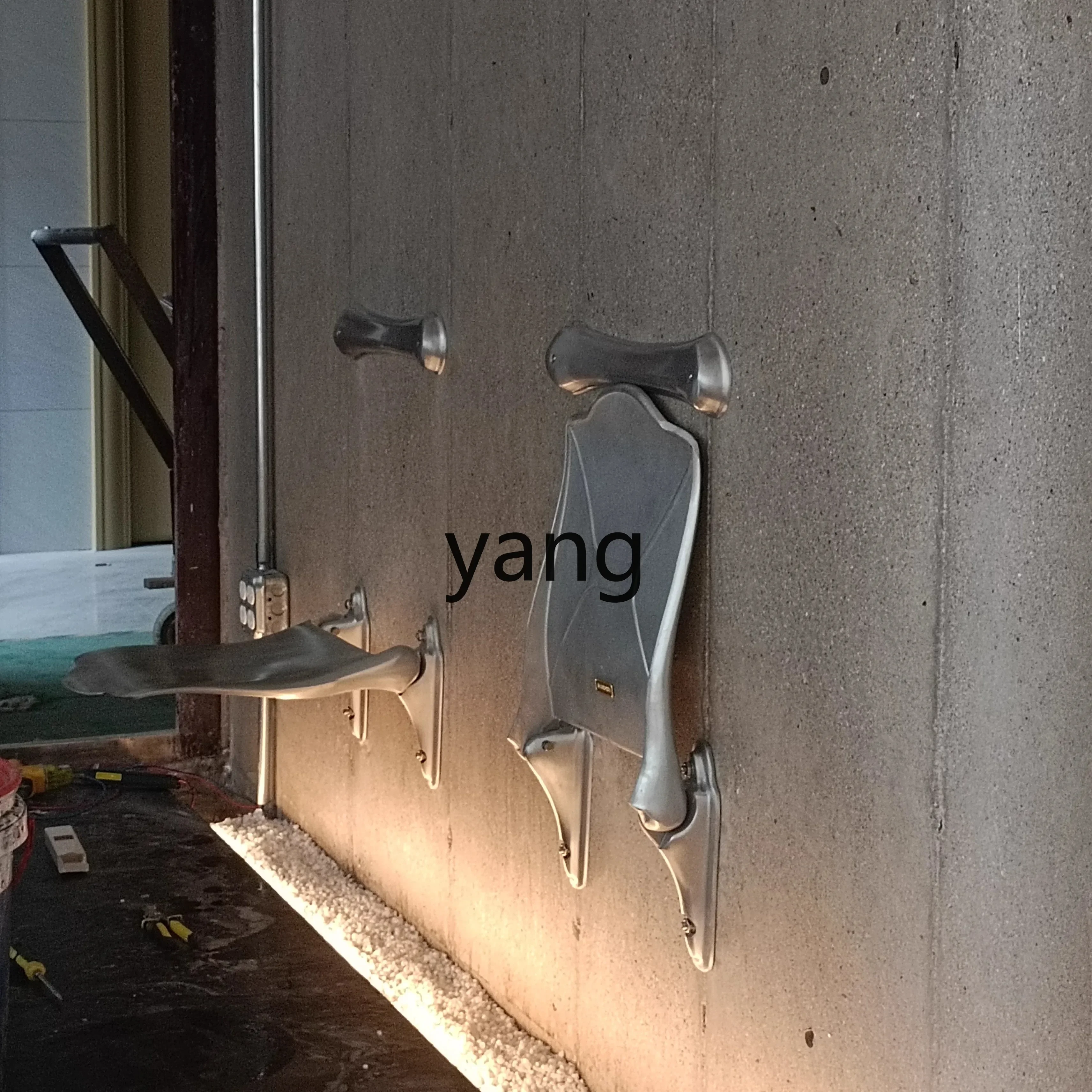 كرسي Lmm قابل للطي بتصميم كلاسيكي بسيط معلق على الحائط، كرسي فردي إبداعي للرياح الصناعية الخارجية