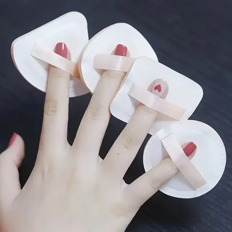 美容メイク用のポータブルパウダースポンジブラシ（ドロップ型）5本。 持ち運びに最適で、外出や旅行に適しています。