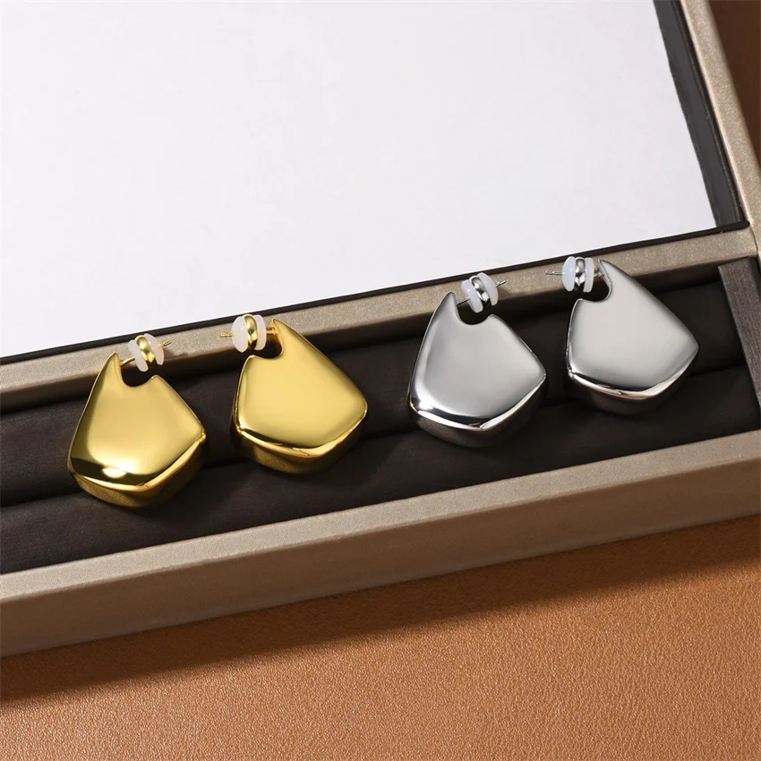 

24SS Fashion Vintage Three Dimensional Triangle Geometric Earrings for Women Light Luxury High end Design Trendy Charm Jewelry