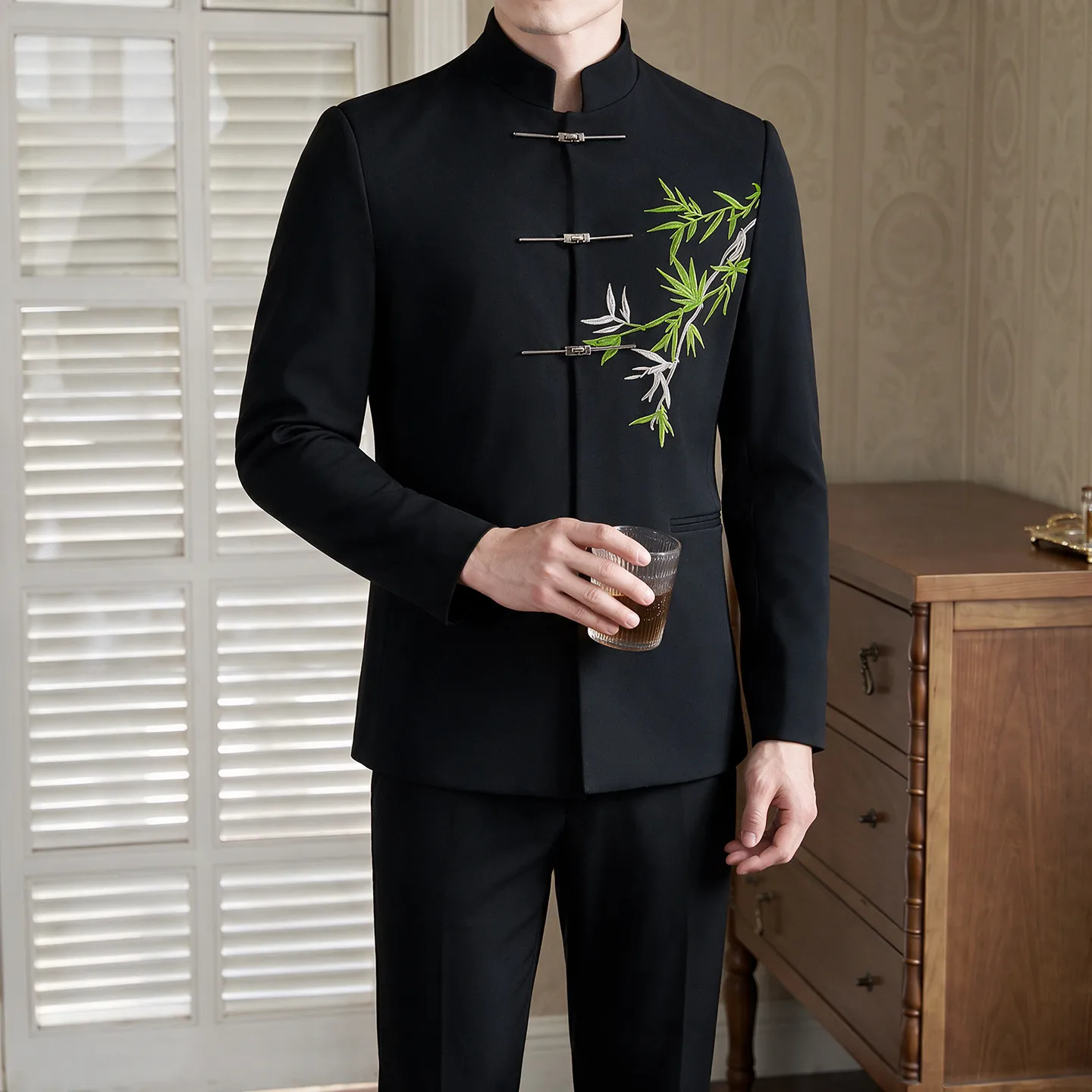 High-Quality Fashionable Chinese Style Bamboo Leaf Embroidery Two-Piece Suit with Stand Collar And Button Detail for Men