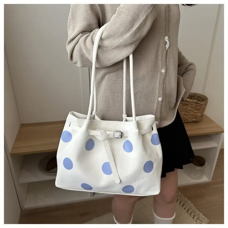 Gepunktete Schultertasche mit großer Kapazität und Schnallendesign für den täglichen Arbeitsweg und Einkauf. – Detail 18