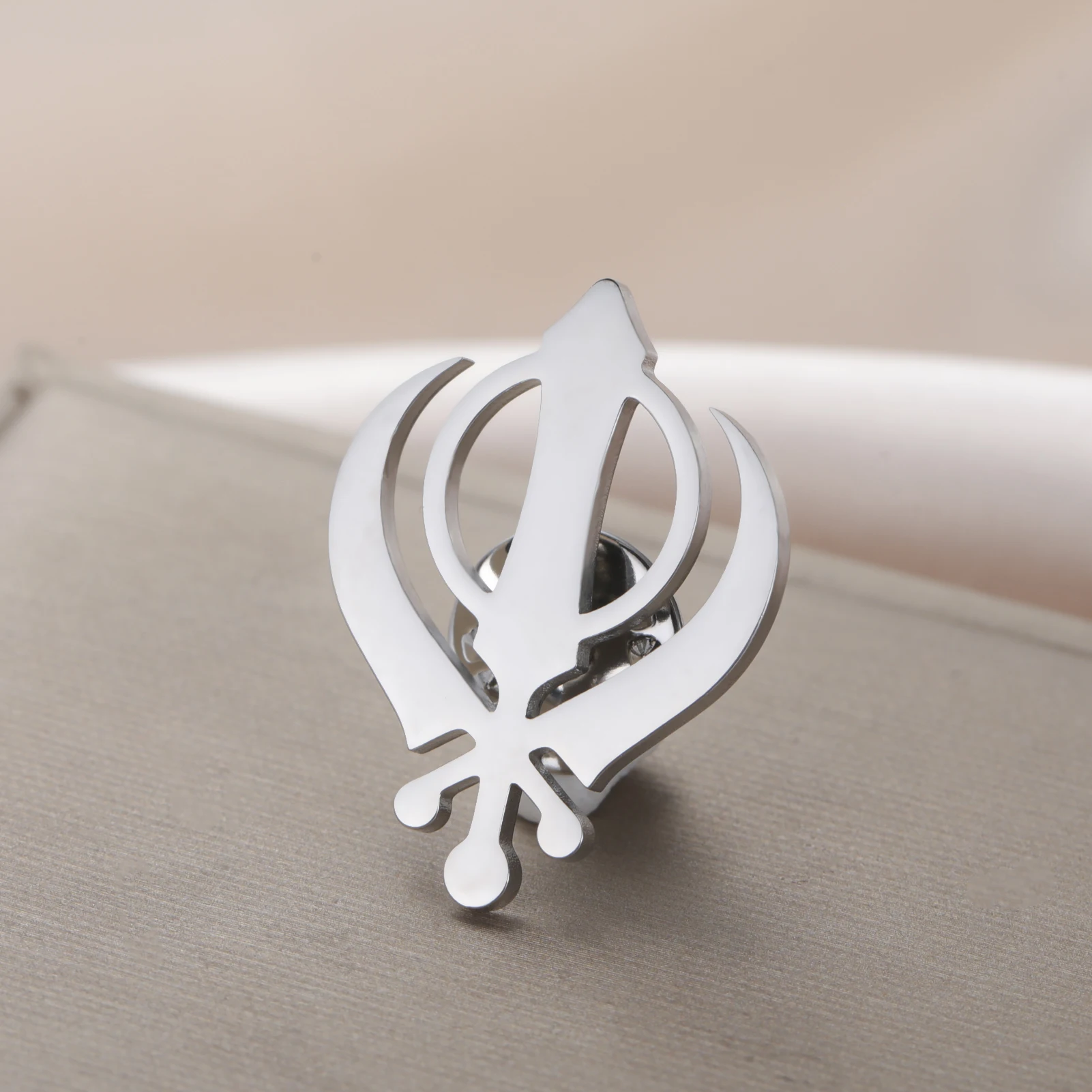 LIKGREAT Khanda Symbol Brooch for Men Women Faith Sikh Pin Stainless Steel Religious Sikhism Amulet Jewelry Gift Wholesale