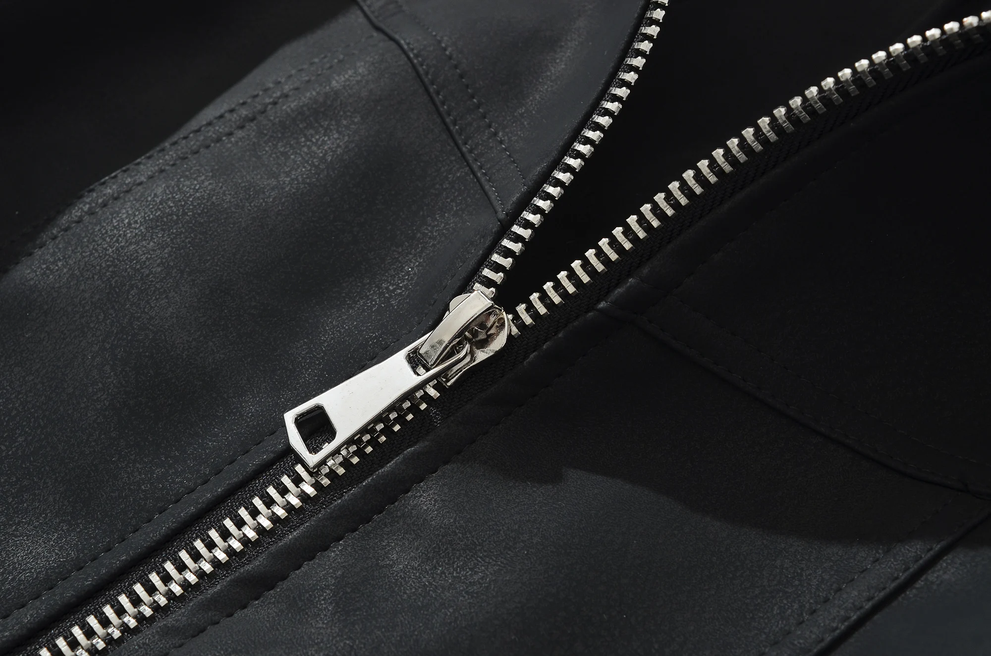 جديد 2025 معطف جلد PU عتيق رائع بياقة على شكل طية صدر السترة للنساء جاكيت منفوخ بحاشية مرنة ملابس خارجية فضفاضة باللون الأسود