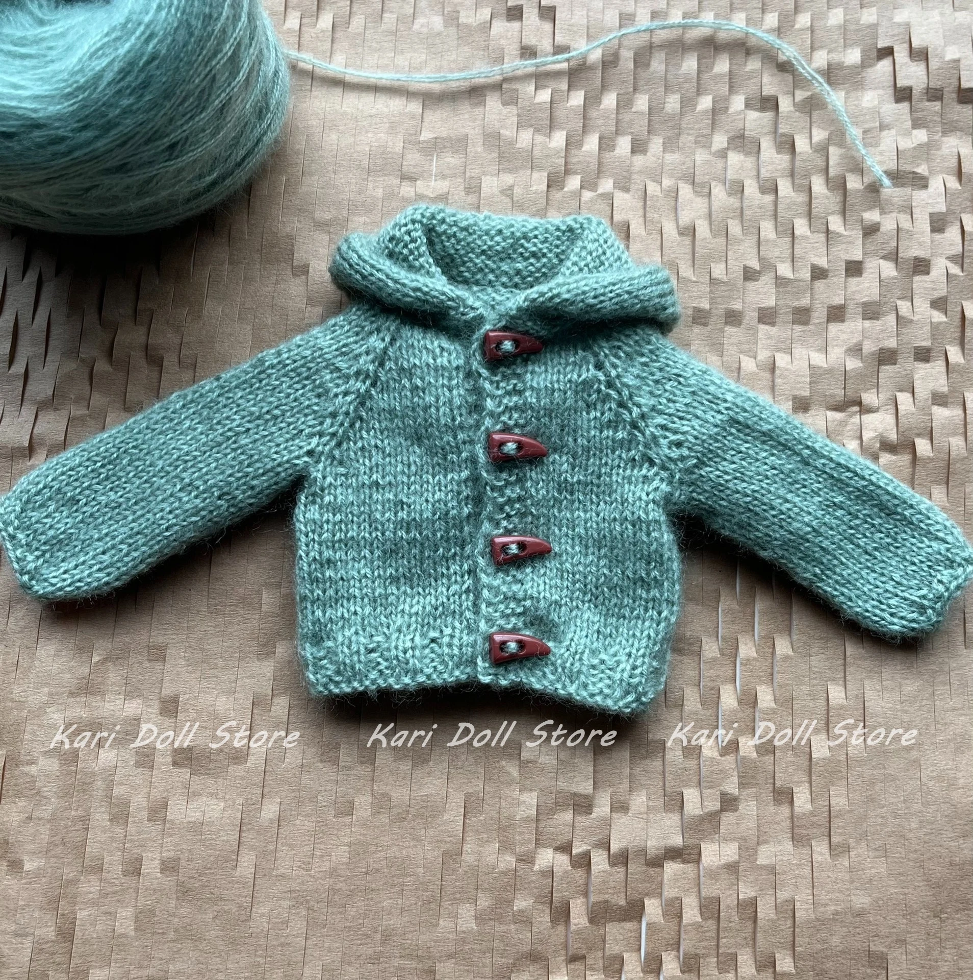 

Одежда и юбки для кукол Kari 2026: Зеленый вязаный вручную свитер с капюшоном для кукол Landazz Landoudou