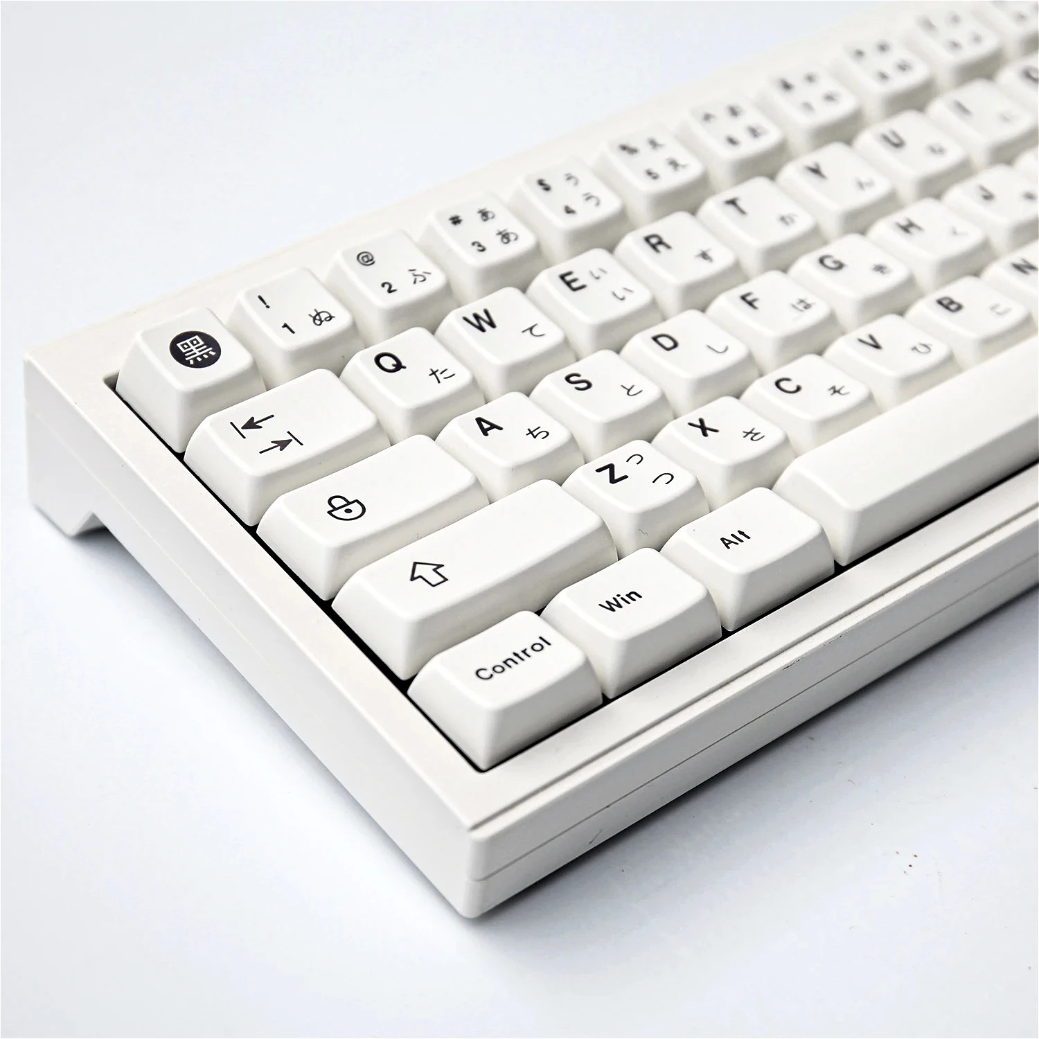 

Minimalist white Japanese keycaps, Cherry contour compatible with 61/68/84/87/98/100-key Cherry Gateron MX mechanical keyboards.