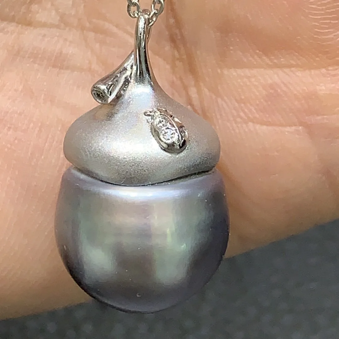 

Подвеска из натурального таити-жемчуга 14 мм, белое золото 18 карат с бриллиантовым фундуком, милая только 1 штука, такая же, как на картинках, изысканные ювелирные изделия